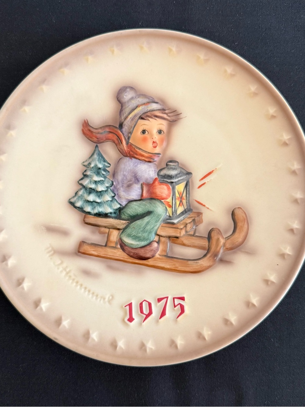 M.J. GOEBEL HUMMEL 1975 PLATE RIDE INTO CHRISTMAS - VINTAGE